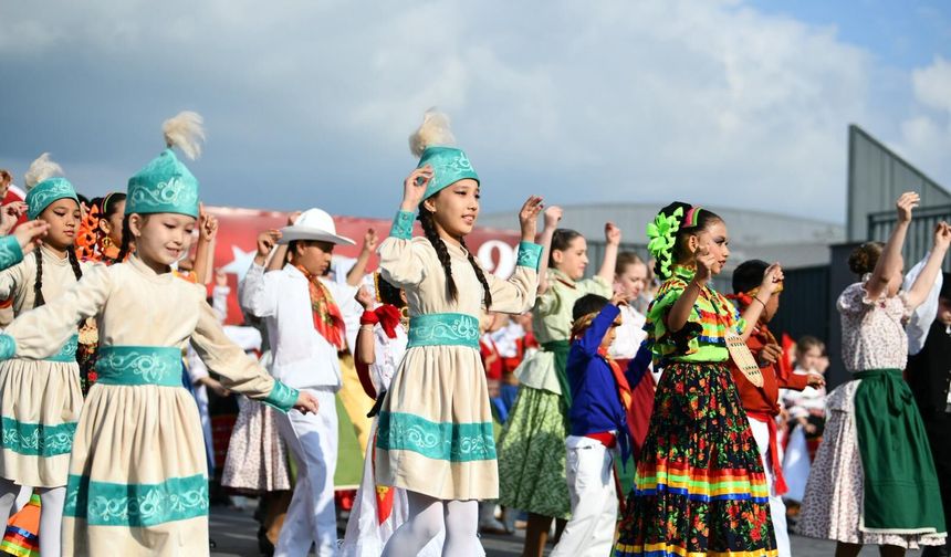 9 ülkenin çocukları aynı sahnede