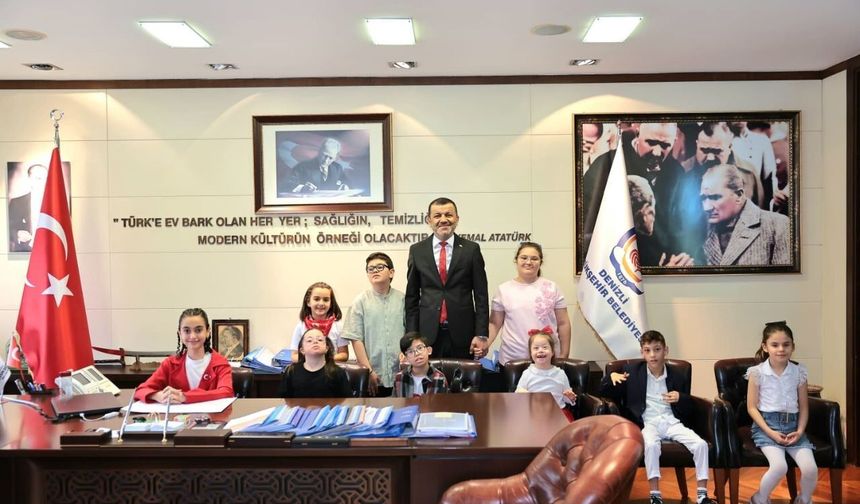 Başkan Çavuşoğlu koltuğunu çocuklara devretti