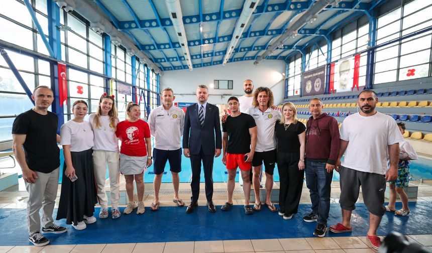 Buca'da 23 Nisan coşkusu havuza taşındı