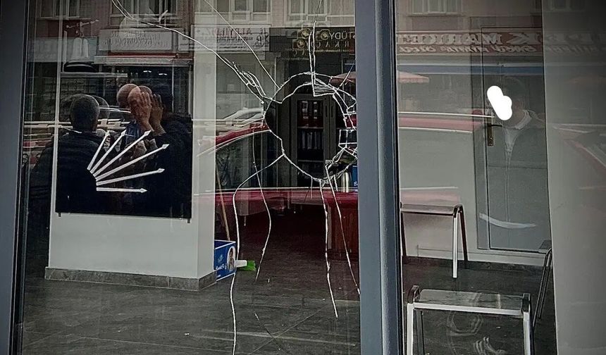 CHP Keçiören ilçe binasına taşlı saldırı yapıldı