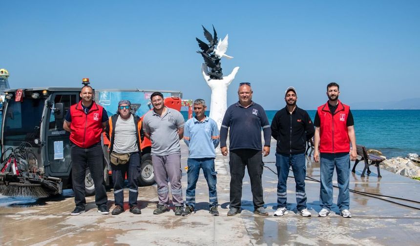 Kuşadası Belediyesi’nden sahil bandında yoğun mesai