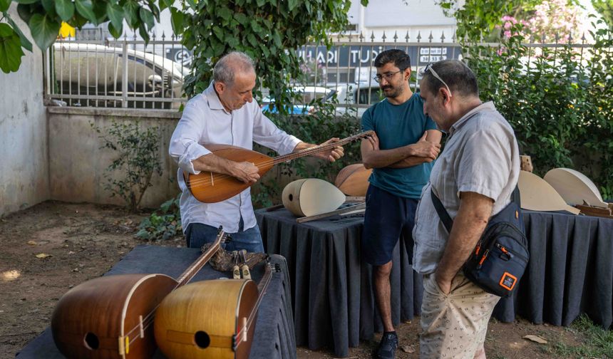 Bornova'da çalgı yapımının büyüsü yaşandı