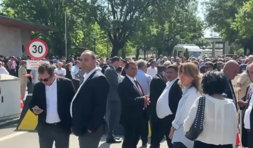 Özgür Özel meclis bahçesinden seslendi