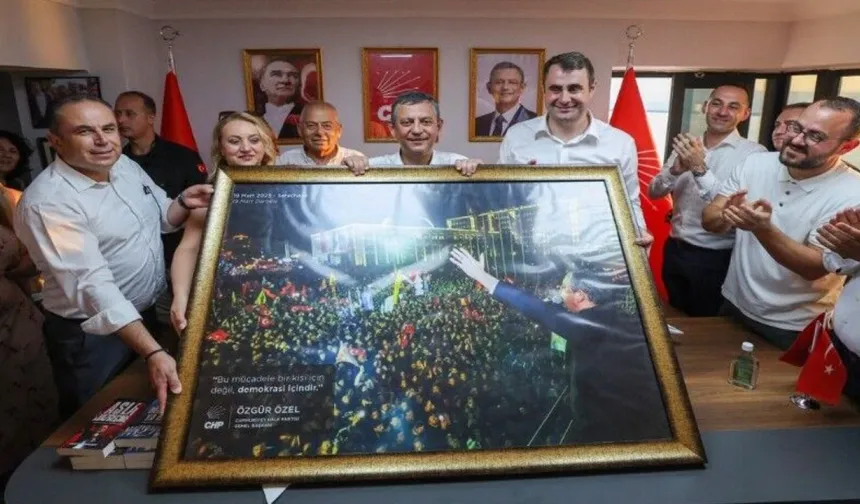 Özgür Özel'in fotoğrafı yeniden duvara asıldı