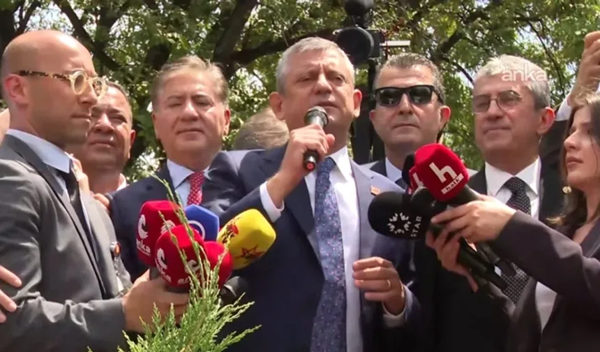 Özgür Özel meclis bahçesinde kalabalığa seslendi