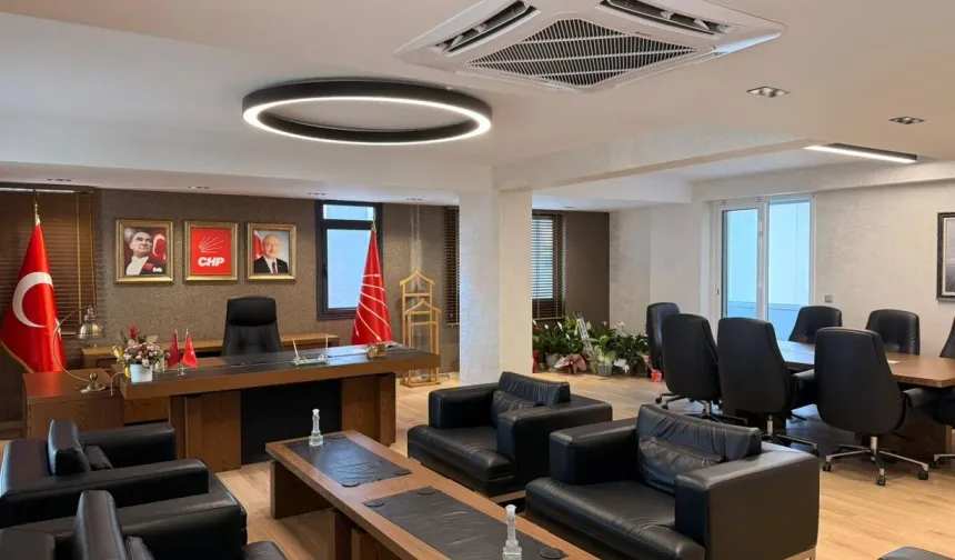 CHP İzmir İl Başkanlığı'nda makam odası yeniden düzenlendi