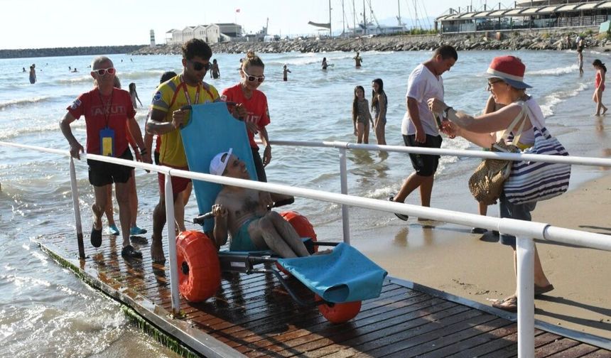 Kuşadası’nda engelsiz plajda engeller bir bir aşılıyor