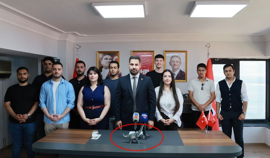 “Çocukla siyaset olmaz” eleştirilerine “dinozorlu” mesaj!