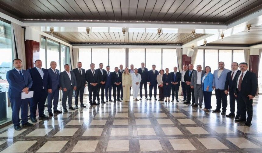 İzmir’de hangi belediye başkanları Yeni Parti’ye geçti
