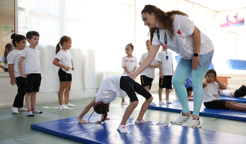 Efeler'de minikler jimnastikle güçleniyor