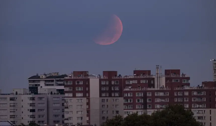 Ay tutulması gökyüzünü kızıl tonlarına bürüdü