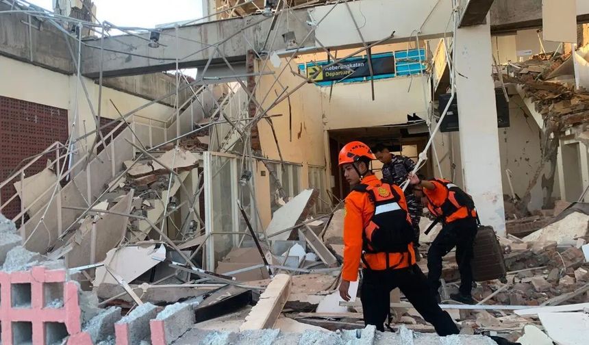 Endonezya'da 7,7 büyüklüğünde deprem: 14 ölü