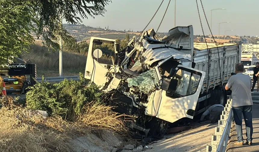Kamyon Bariyerlere Çarptı: 2 Ölü