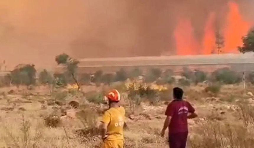 Muğla’dan Antalya’ya sıçrayan yangın büyüyor