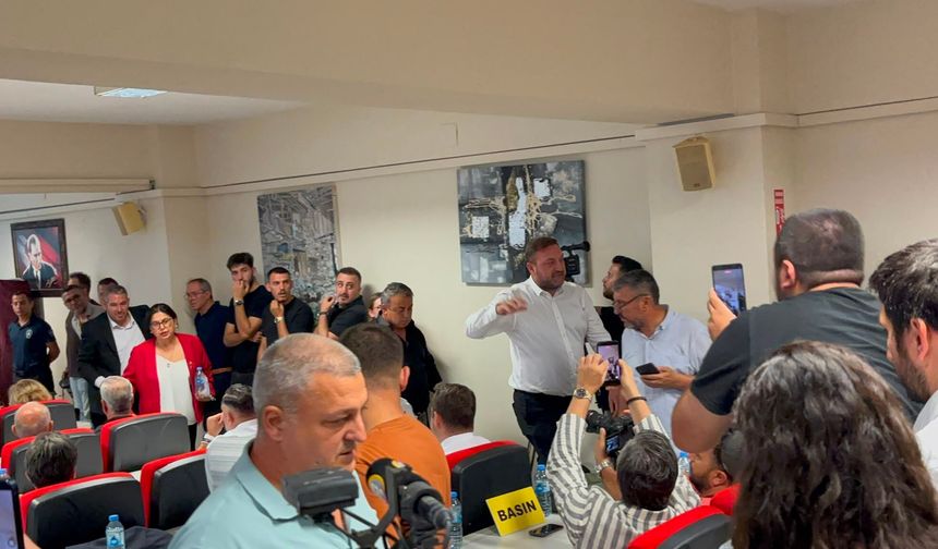 CHP, ikinci turda salonu terk etti: Düzenlediğiniz tiyatroyu oynayın!