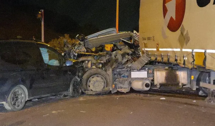 Bursa’da 3 araç birbirine girdi: 1 can kaybı, 7 yaralı