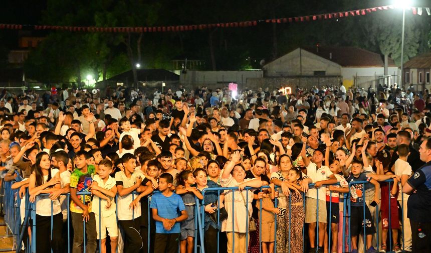 Kırkağaç’ta Kurtuluş Coşkusu Hüsnü Şenlendirici’yle Yaşandı