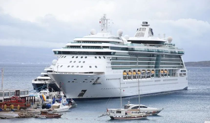 Bodrum Limanı’na iki kruvaziyer gemisi yanaştı