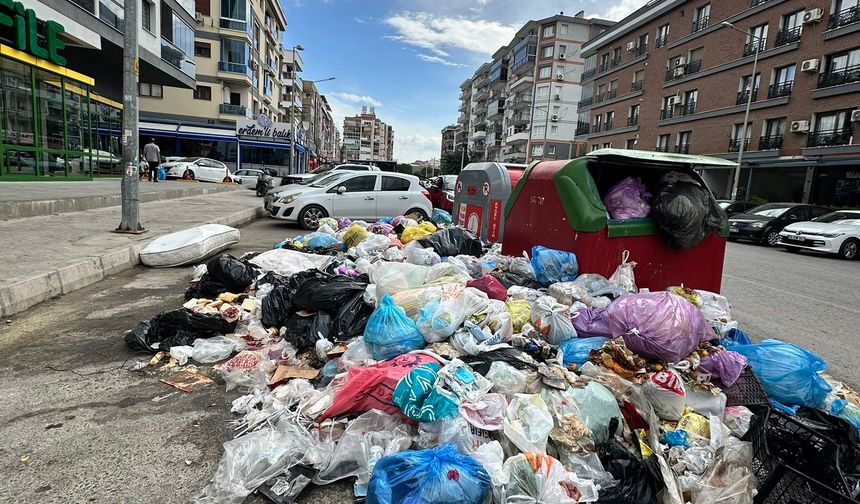 Gündemde siyasi parti transferi tartışmaları, yerde çöp dağları