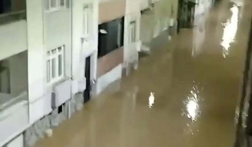 Çanakkale'de sağanak sokakları göle çevirdi
