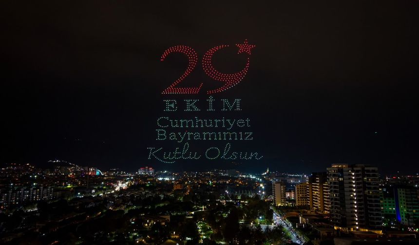 Manisa’da Cumhuriyet Coşkusu Gökyüzünü Aydınlattı