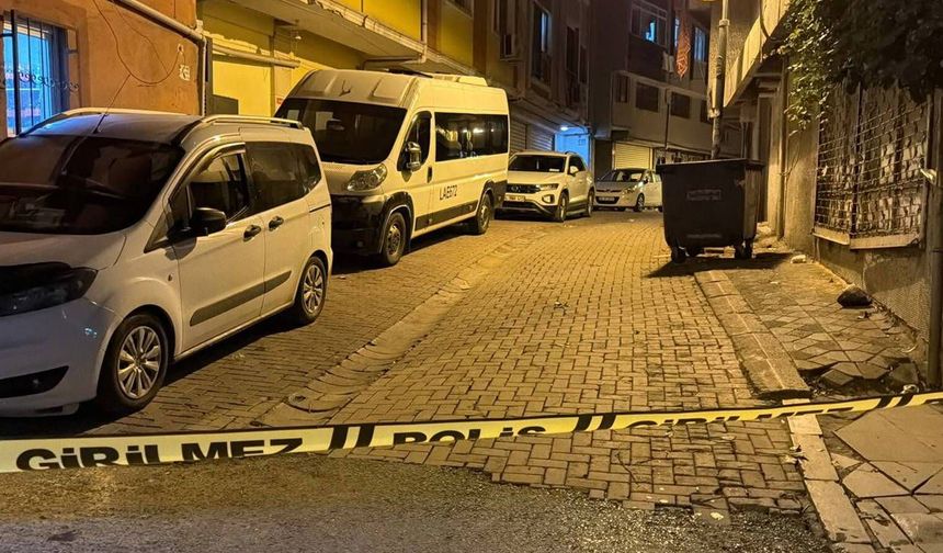 Zeytinburnu'nda silahlı kavga: Mermiler binalara isabet etti
