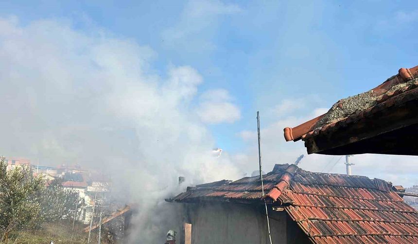 Uşak’ta müstakil ev yangını: Ev kullanılamaz hale geldi!