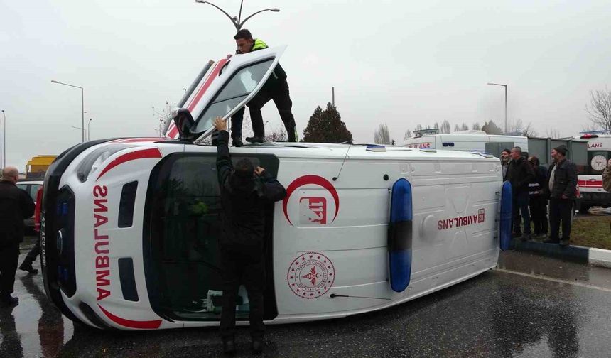 Kütahya'da ambulans ve otomobil çarpıştı: Dört yaralı