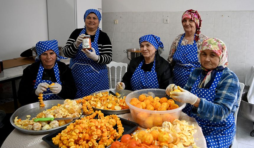 Turunç meyvesi Kuşadalı kadınların ellerinde tatlanıyor