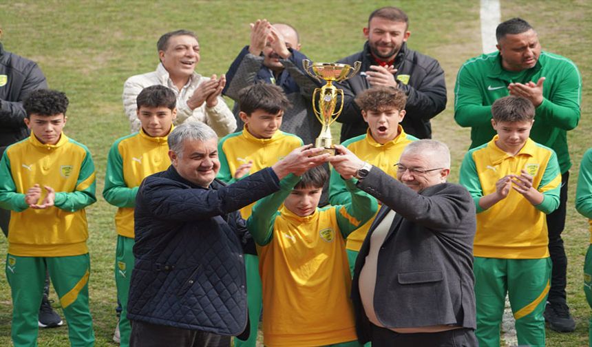 Edremitspor Mustafakemalpaşa Belediye Spor'u mağlup etti