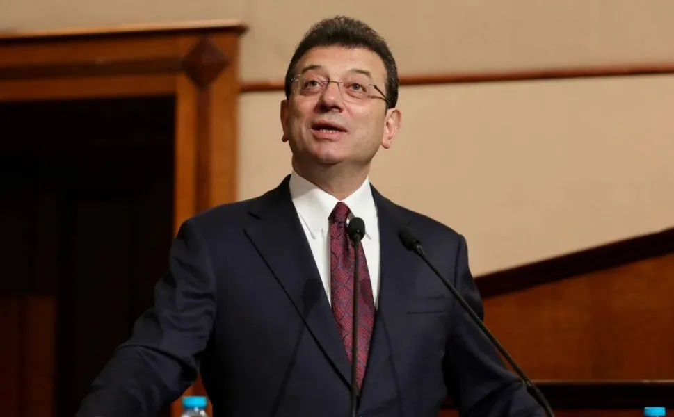 İBB davasında “bacak bacak” tartışması