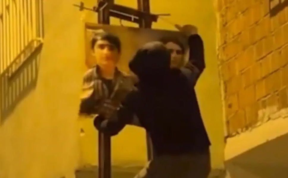 Diyarbakır’da t*rör örgütü posterlerine 4 gözaltı