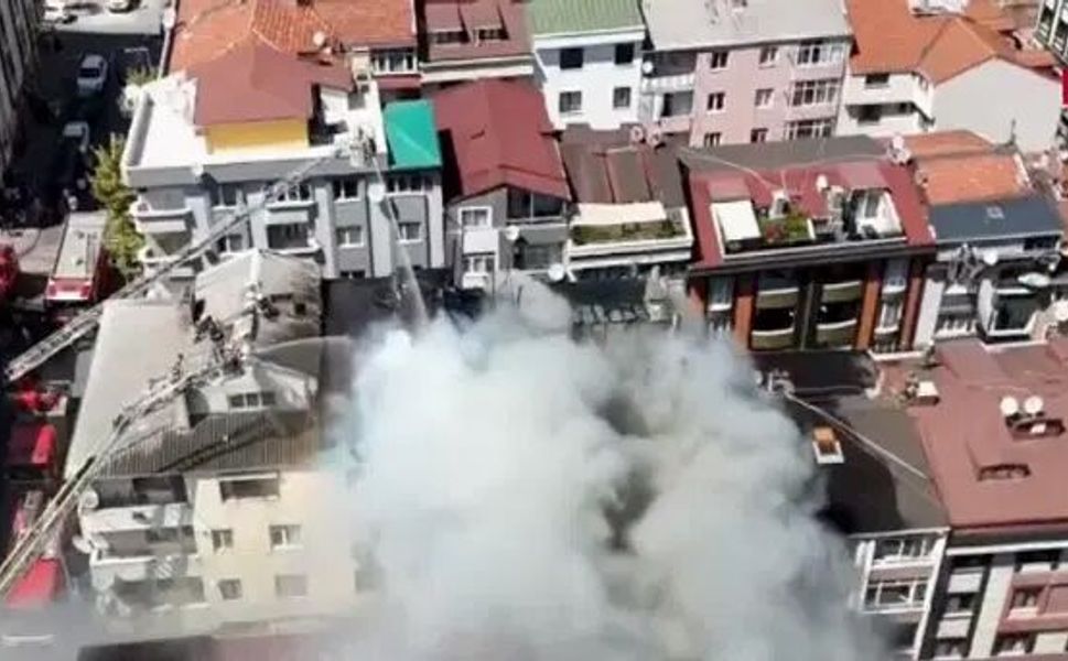 Gaziosmanpaşa’da yangın: Alevler apartmana sıçradı