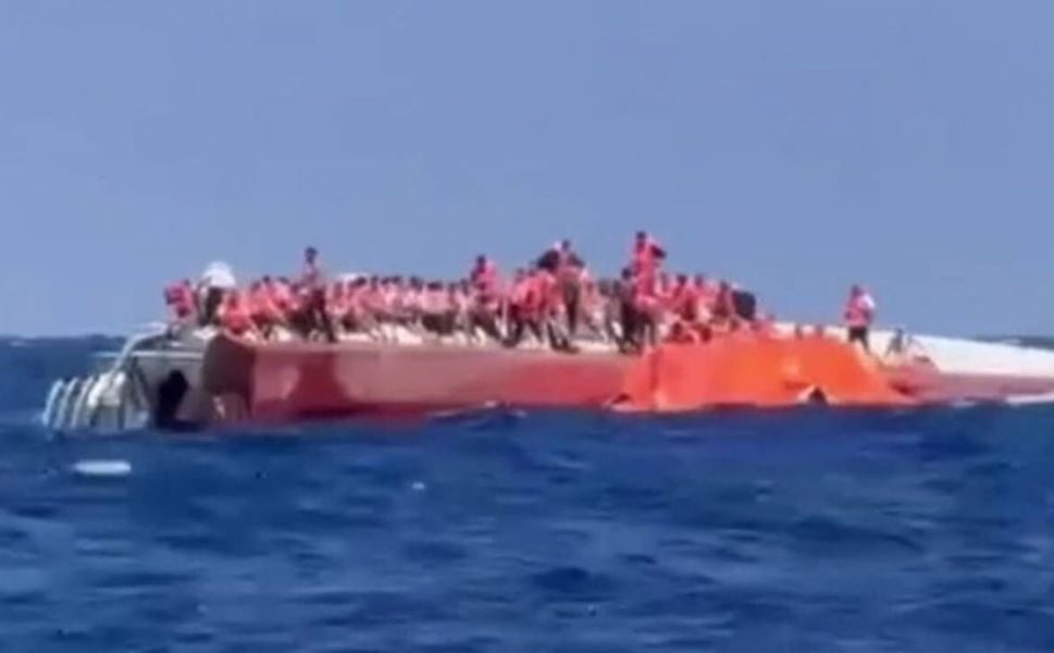 Girne açıklarında 267 kişilik gemi battı: Ölümler var