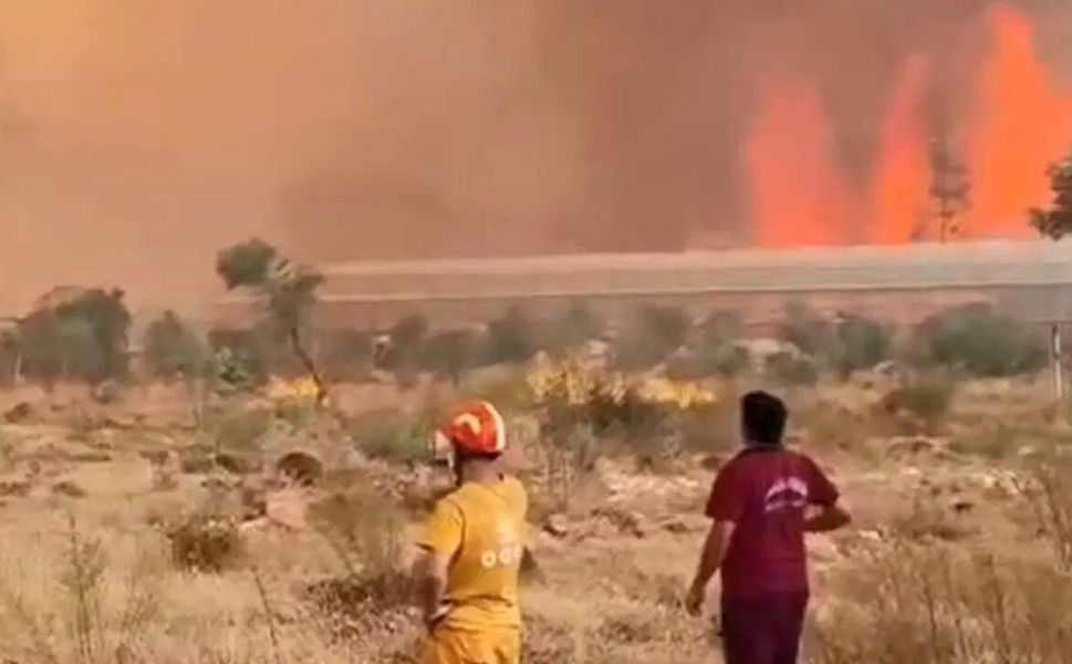 Muğla’dan Antalya’ya sıçrayan yangın büyüyor