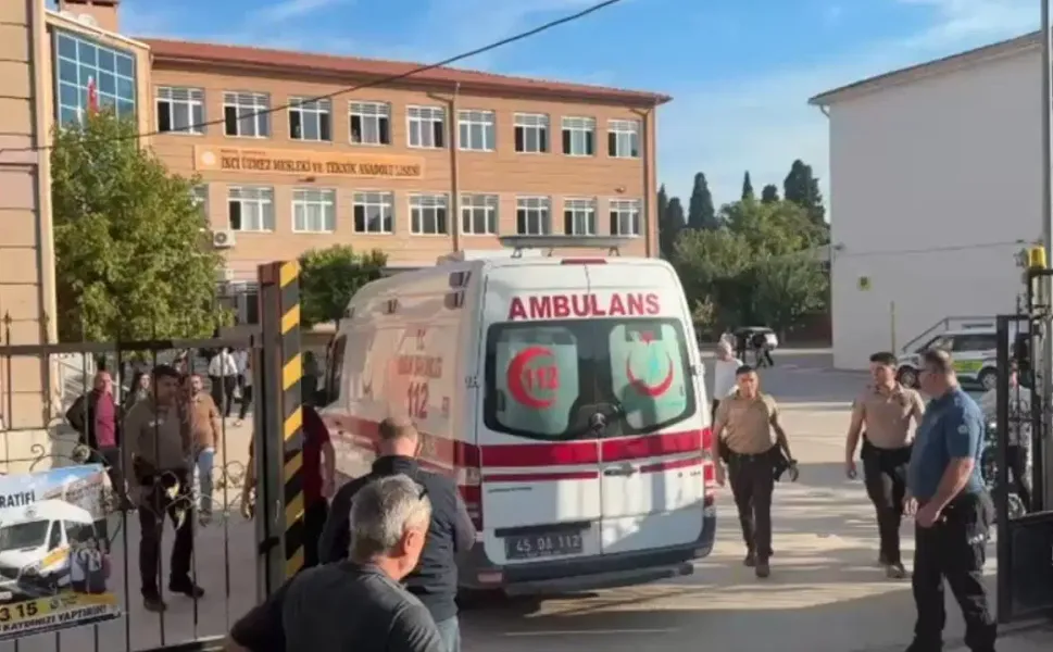 Manisa’da okul önünde silahlı saldırı.. !