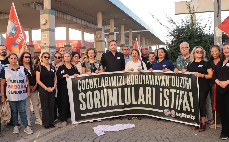 Eğitimcilerden ‘beyaz önlüklü’ protesto: Üç gün siyah giyineceğiz