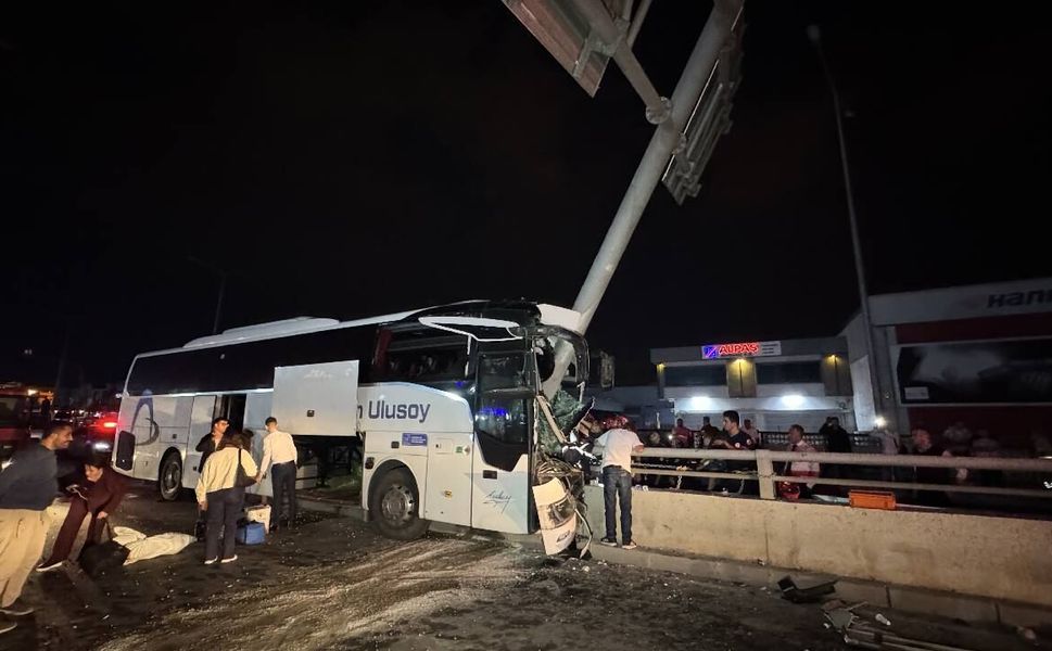 Adana’da yolcu otobüsü tabela direğine çarptı