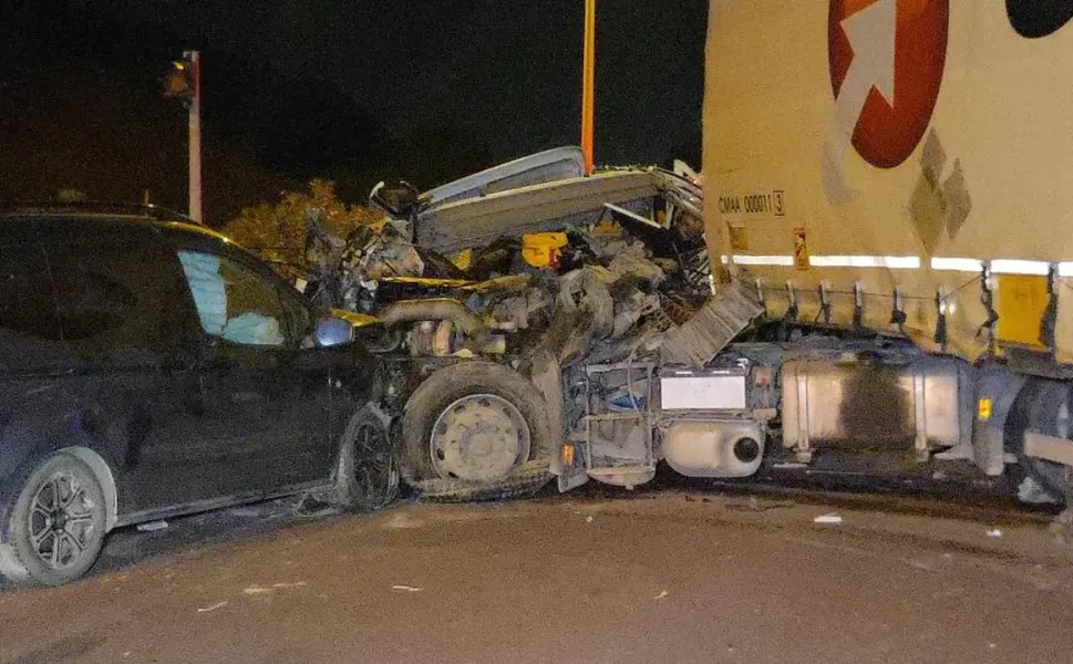 Bursa’da 3 araç birbirine girdi: 1 can kaybı, 7 yaralı