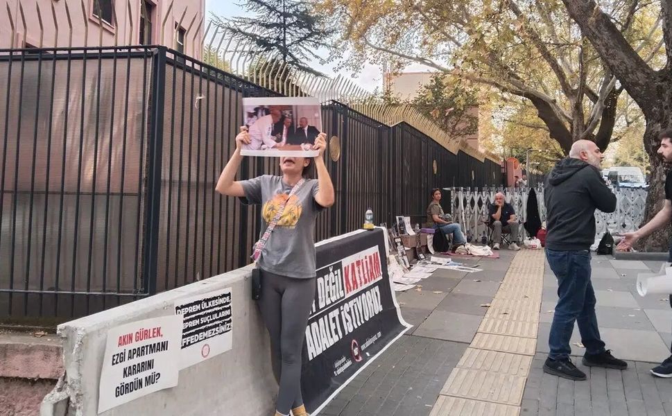 Depremzedelerin pankartları ‘itibar’ gerekçesiyle kaldırıldı