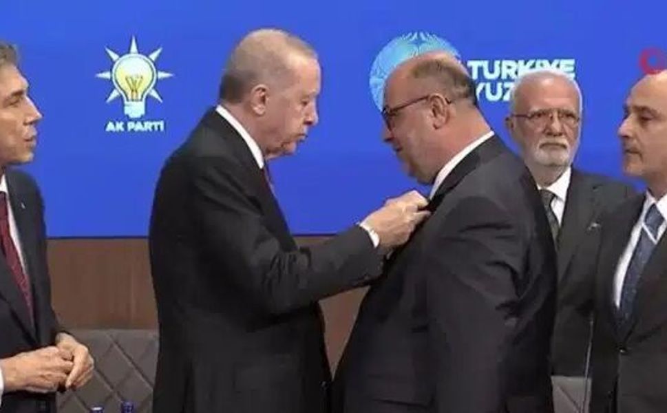 9 belediye başkanı AKP’ye katıldı: Erdoğan rozet taktı