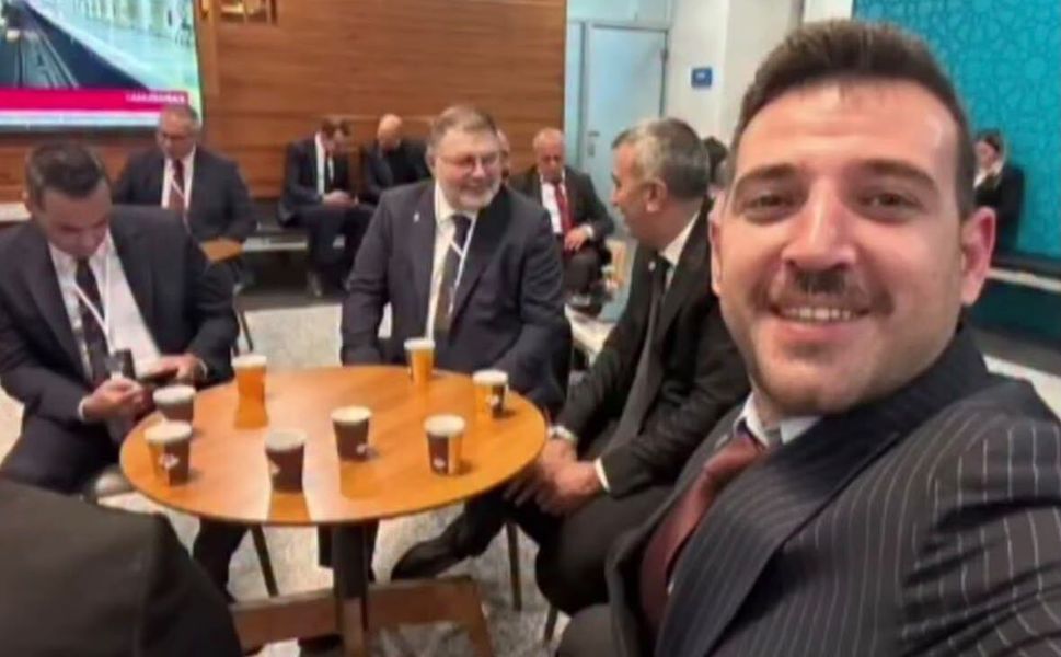 Geciken toplantıyı beklerken görüntülendi