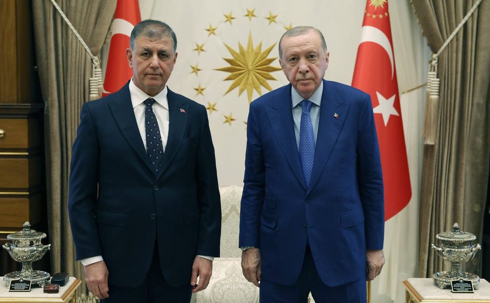 Fotoğraflar iddiaları güçlendiriyor: Tugay AKP yolunda!