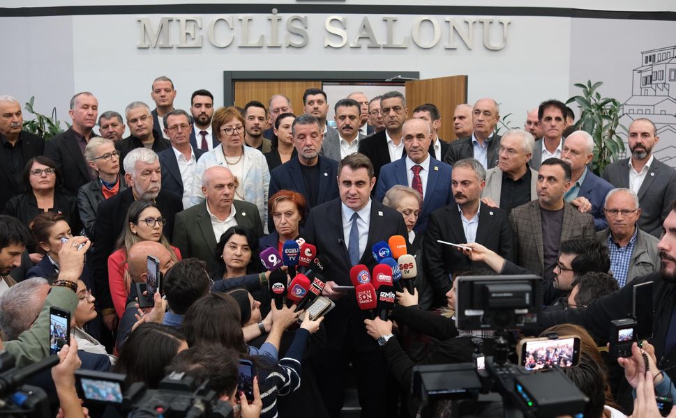 28 İlçe Başkanı Çağatay Güç'ün yanında