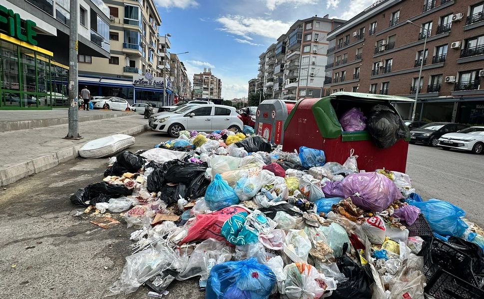 Gündemde siyasi parti transferi tartışmaları, yerde çöp dağları