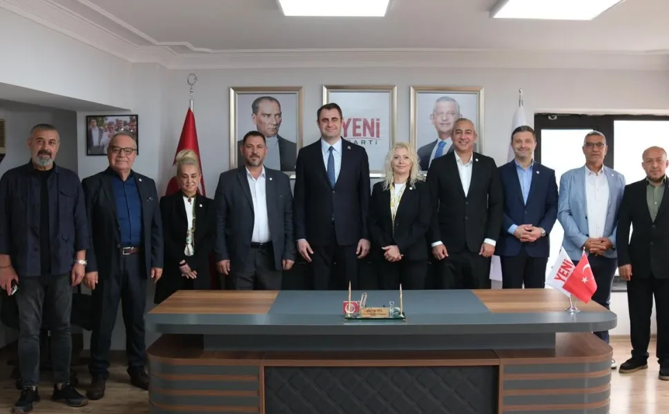 Karşıyaka’da 5 CHP’li meclis üyesi YENİ Parti’ye katıldı