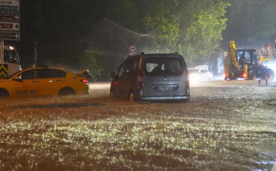 İstanbul’da sağanak felaketi: Metro ve yolları su bastı
