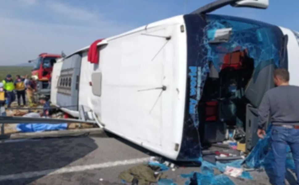 Manisa'da tur otobüsü ile çekici çarpıştı: 11 ölü