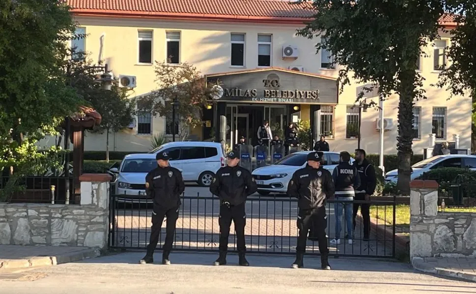 Milas Belediye Başkanı ve oğlu gözaltına alındı