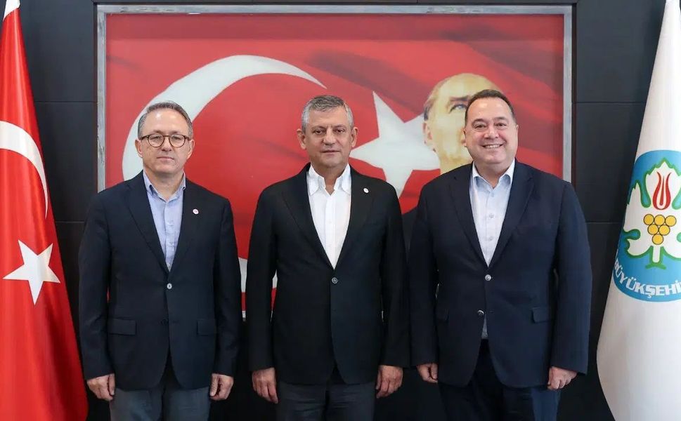 Özgür Özel, Manisa'daki belediye başkanlarıyla buluştu